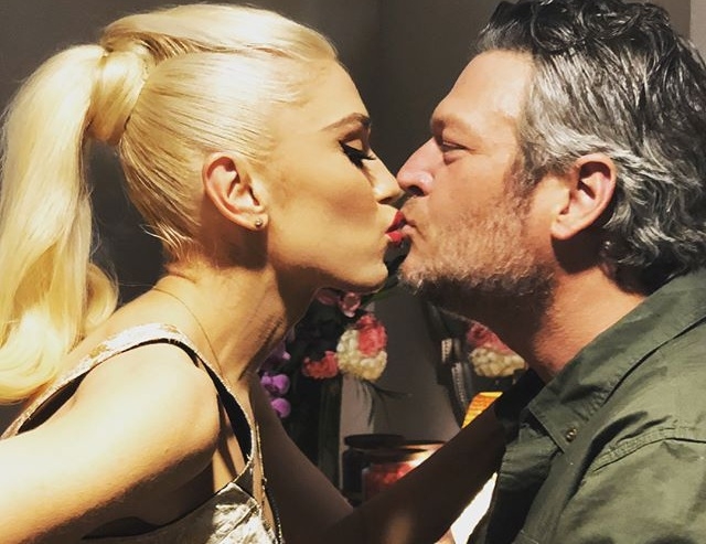 Gwen Stefani Blake Shelton A Christmas Miracle Couple Reportedly Pregnant With Twins