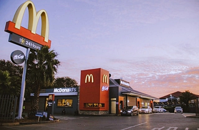 McDonald's in Florida announced $50 giveaway to individuals who will apply for a job in the restaurant - Vimarsana News