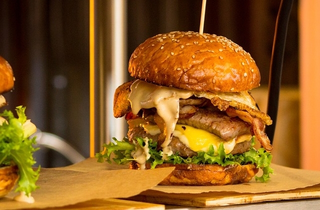 Gordon Ramsay opens burger restaurant in Seoul, celebrities flock to the store - Vimarsana News