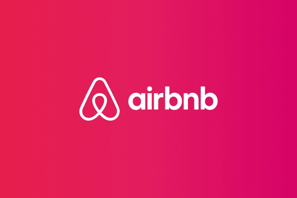 Airbnb welcomes former Amazon executive Jay Carney as its new policy and PR chief - Vimarsana News